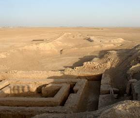https://upload.wikimedia.org/wikipedia/commons/thumb/a/ad/Uruk_Archaealogical_site_at_Warka%2C_Iraq_MOD_45156521.jpg/1280px-Uruk_Archaealogical_site_at_Warka%2C_Iraq_MOD_45156521.jpg